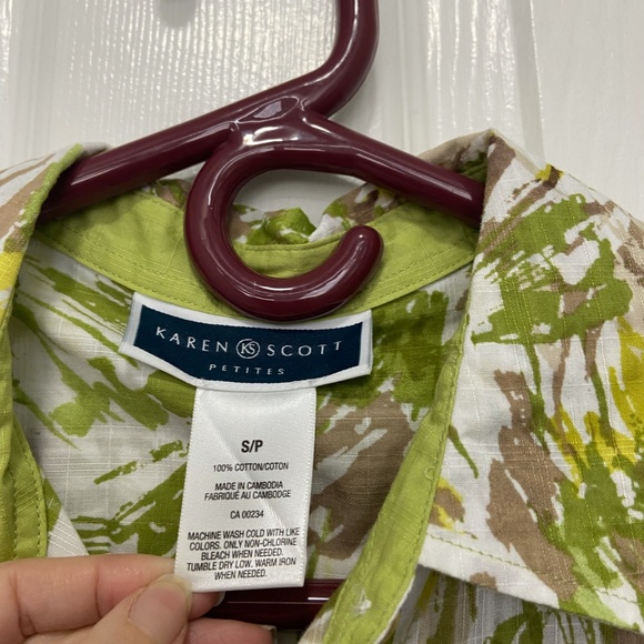 Karen Scott Petites Floral Button Up Shirt Bundle (includes 3 shirts) ✨ - Picture 5 of 16
